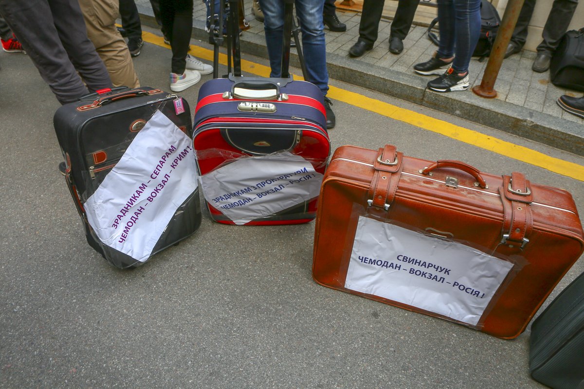 С собой они принесли вот такие симпатичные чемоданчики - для Порошенко С собой они принесли вот такие симпатичные чемоданчики - для Порошенко