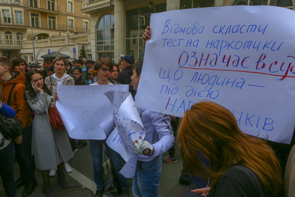 Параллельно с первым митингом на этой же улице блогер Мирослав Олешко организовал другую акцию - уже против Зеленского Параллельно с первым митингом на этой же улице блогер Мирослав Олешко организовал другую акцию - уже против Зеленского