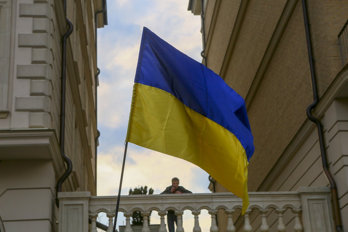 И на фоне всех этих страстей - одинокий сине-желтый флаг И на фоне всех этих страстей - одинокий сине-желтый флаг