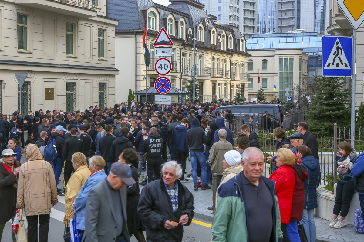 Также возле Новоселицкой улицы собрались крепкие молодые люди, которые большую часть митинга просто находились в стороне Также возле Новоселицкой улицы собрались крепкие молодые люди, которые большую часть митинга просто находились в стороне
