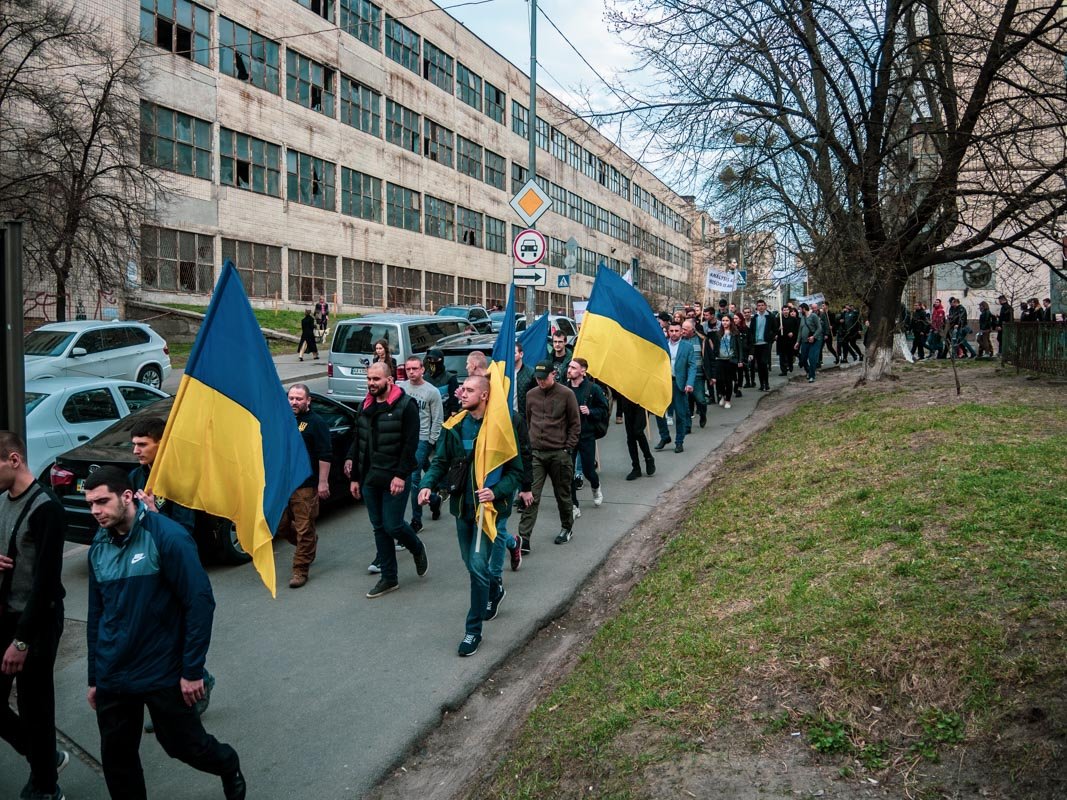 Колона митингующих сформировалась на улице Московской около 17:00 Колона митингующих сформировалась на улице Московской около 17:00