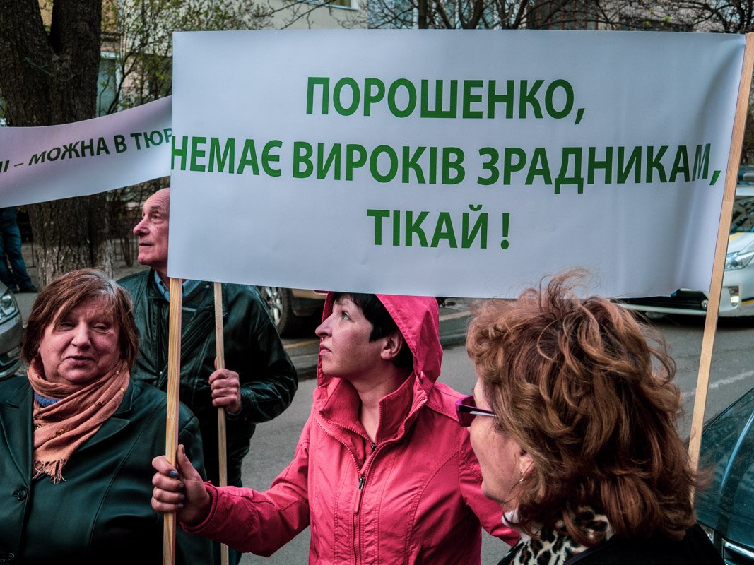 В руках у людей были плакаты и чемоданы с антикоррупционными лозунгами В руках у людей были плакаты и чемоданы с антикоррупционными лозунгами