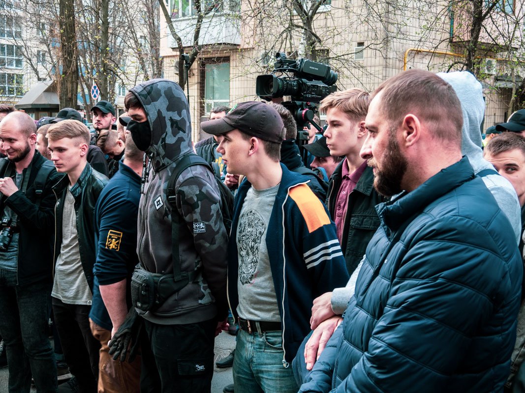 Дойдя до здания Генеральной прокуратуры, митингующие выдвинули сотрудникам ведомства свои требования Дойдя до здания Генеральной прокуратуры, митингующие выдвинули сотрудникам ведомства свои требования