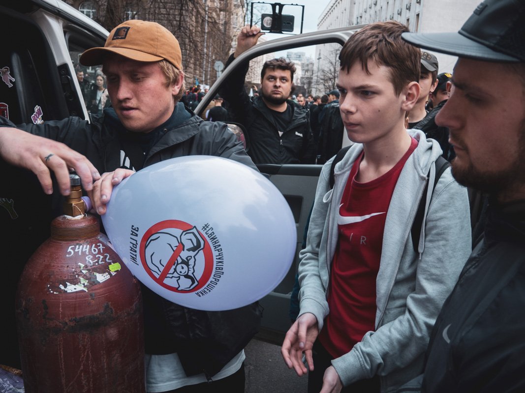 Митингующие привезли надувные шарики с антикоррупционными надписями Митингующие привезли надувные шарики с антикоррупционными надписями