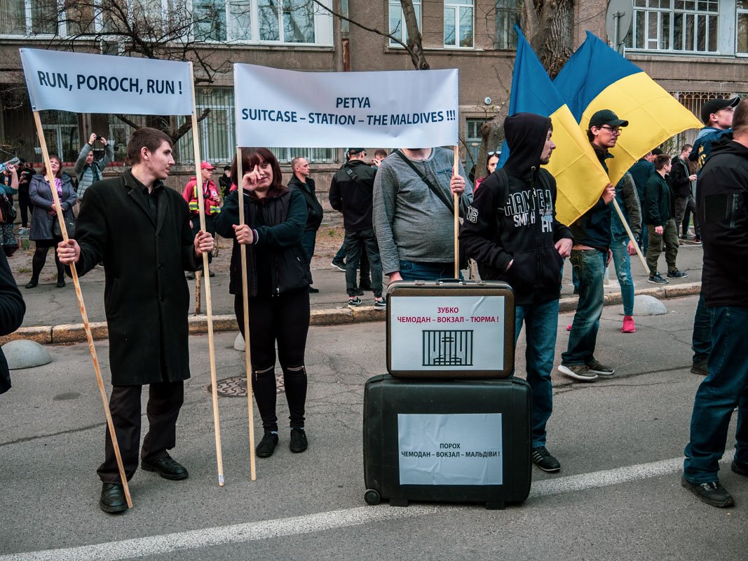 Активисты сложили возле входа в здание МВД чемоданы с надписями против куррупционеров Активисты сложили возле входа в здание МВД чемоданы с надписями против куррупционеров