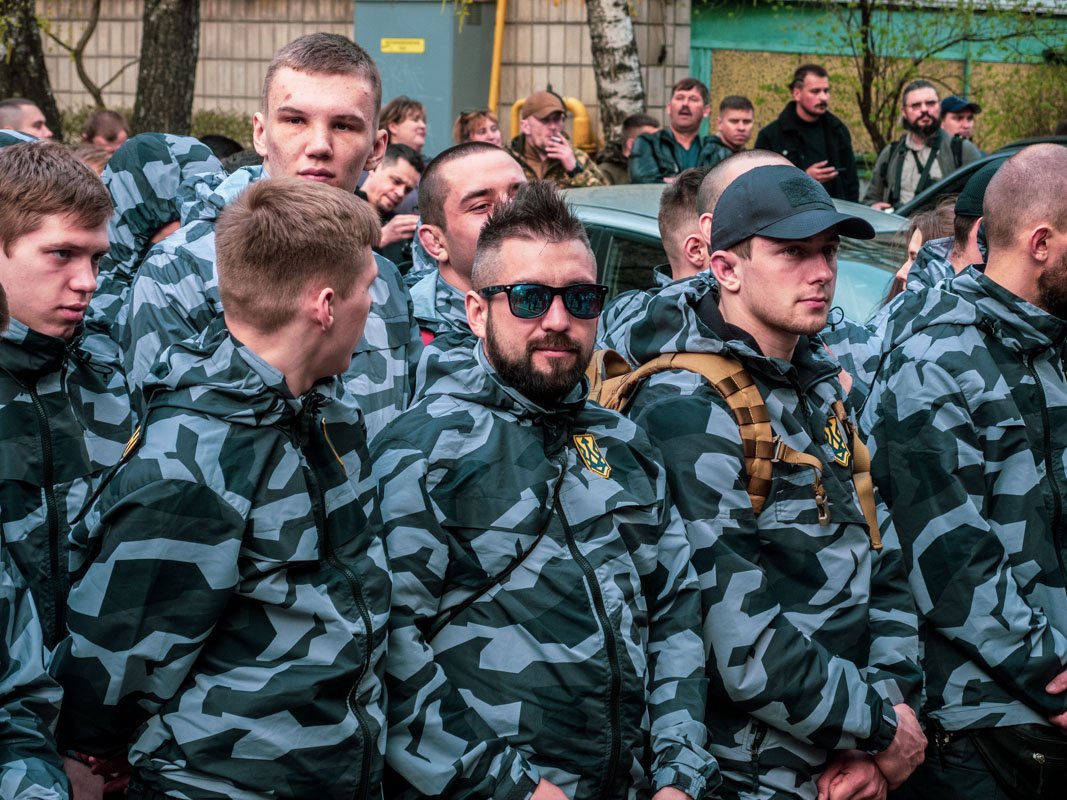 Представители национальных дружин у здания ГПУ Представители национальных дружин у здания ГПУ