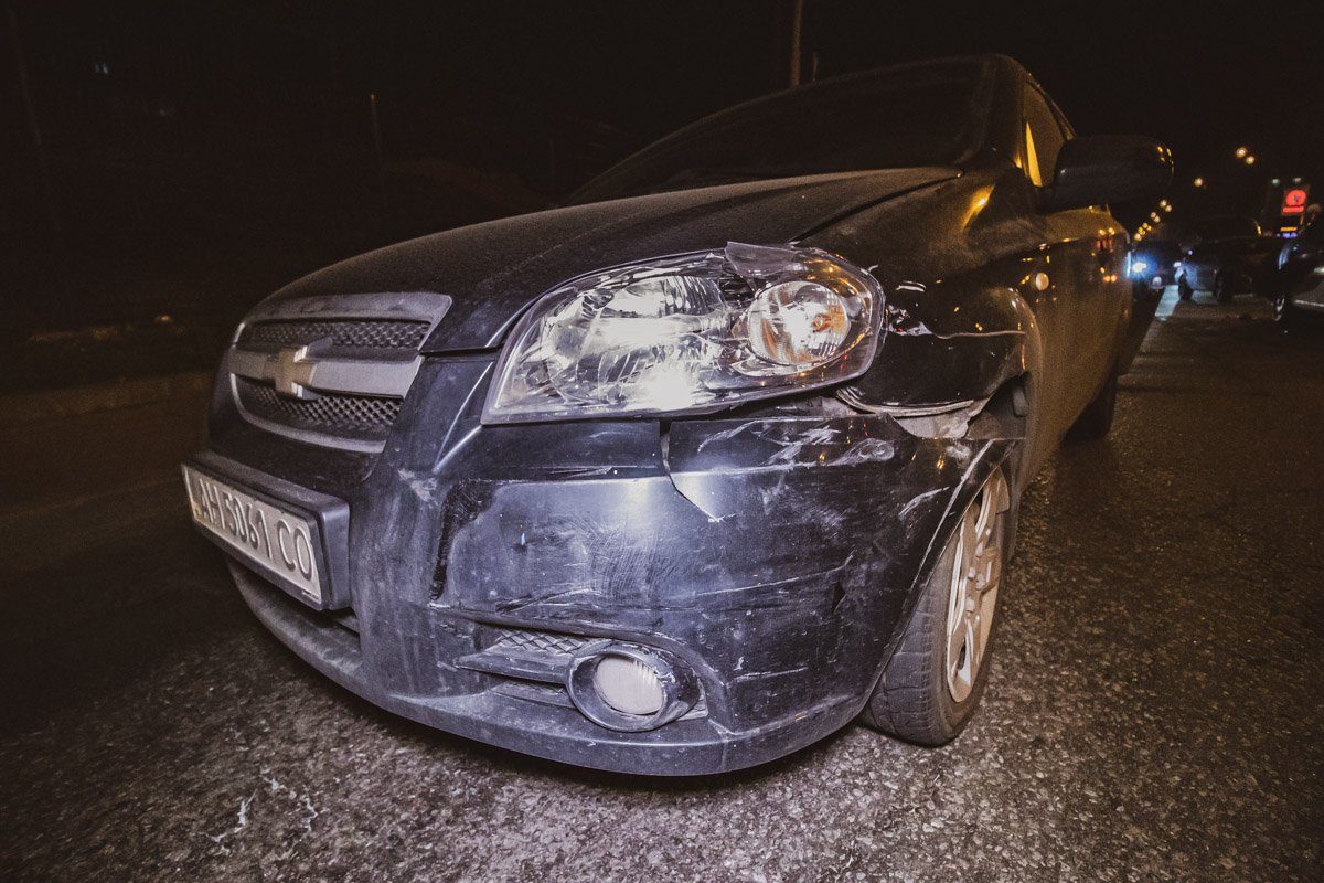 Его отбросило в другой Chevrolet, который стоял впереди Его отбросило в другой Chevrolet, который стоял впереди