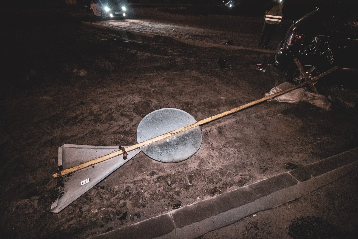 Автомобиль подлетел на бордюре и посносил знаки 