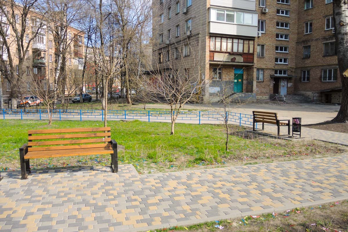 В скверике - новые скамейки и урны В скверике - новые скамейки и урны