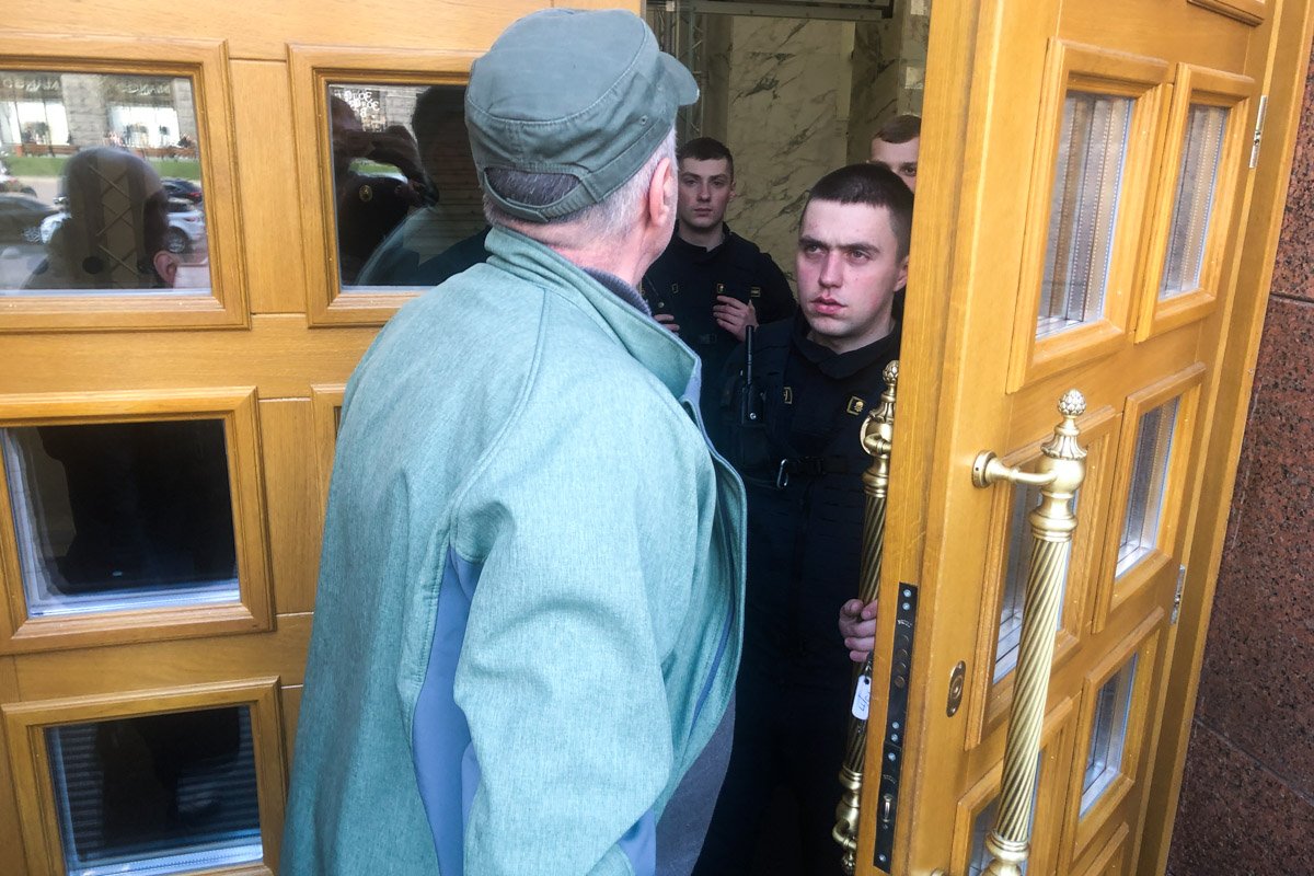 В здание мэрии никого не пускают В здание мэрии никого не пускают