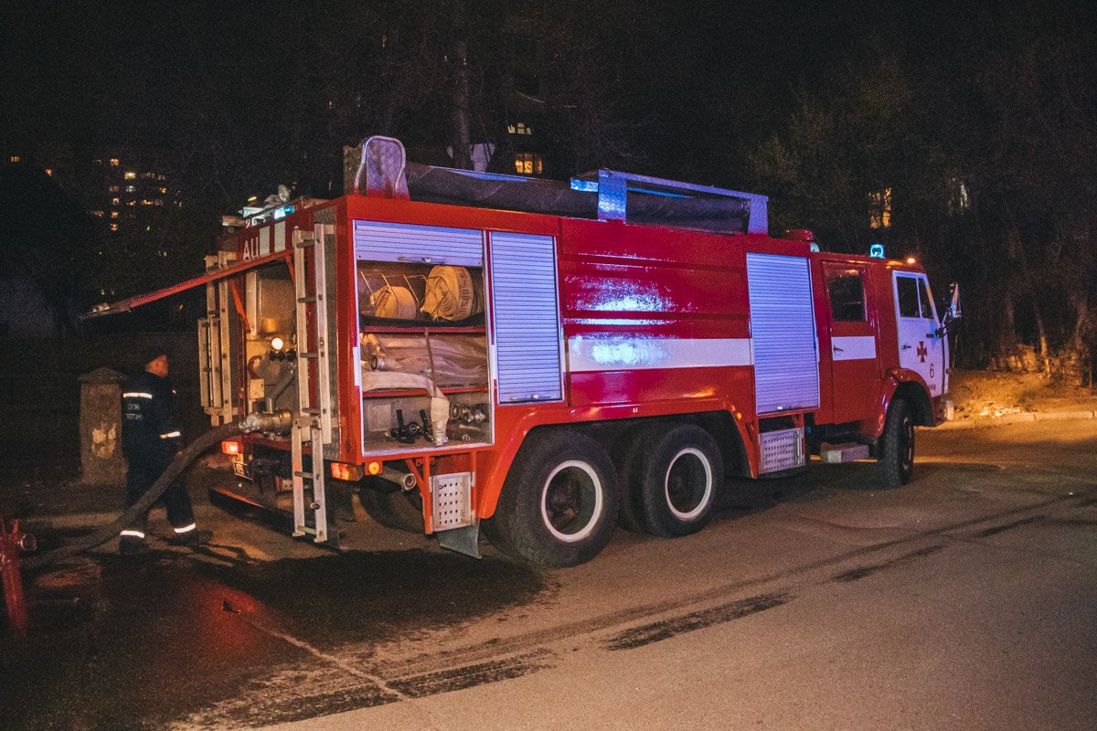 В среду, 10 апреля, в Киеве на Дорогожичах произошел пожар В среду, 10 апреля, в Киеве на Дорогожичах произошел пожар