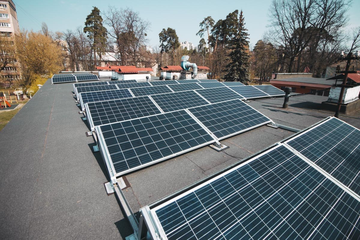 В Киеве на крыше детского сада № 601 ( «Солнышко») установили станцию, которая состоит из 36 солнечных панелей