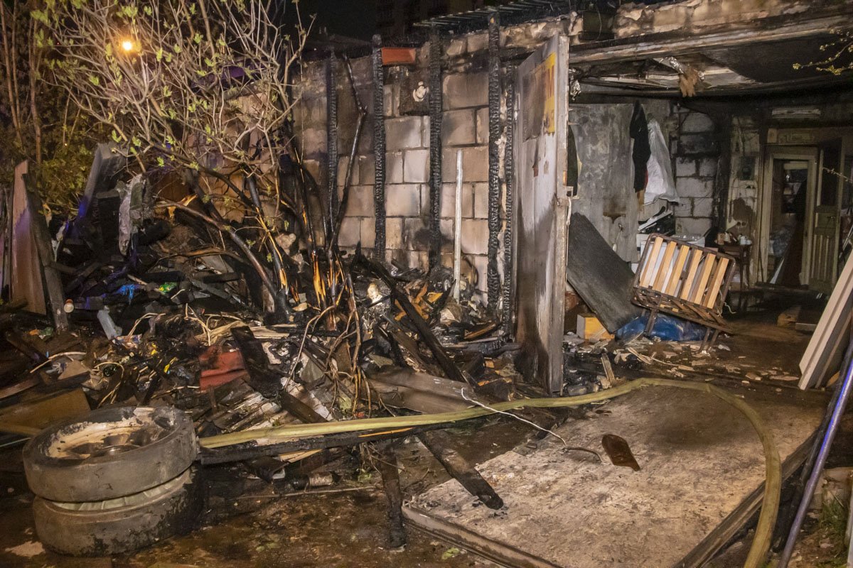 Горел гараж в частном секторе по адресу улица Славгородская, 33/5