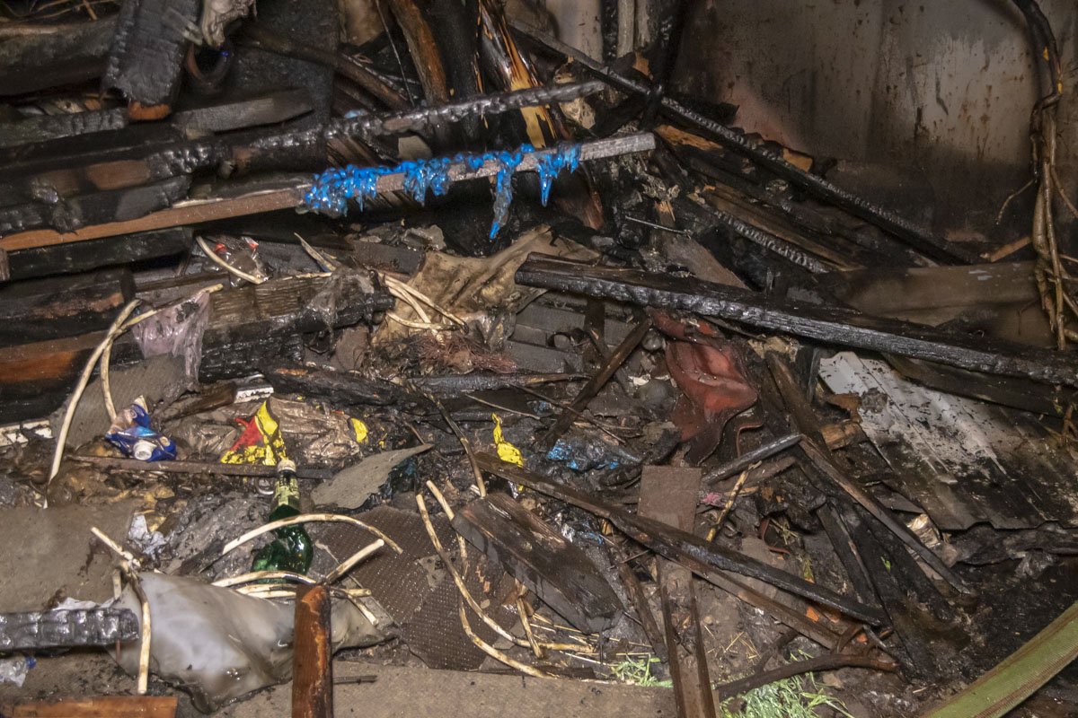 В момент возгорания хозяева дома спали, но, к счастью, пламя не перешло на дом и обошлось без пострадавших