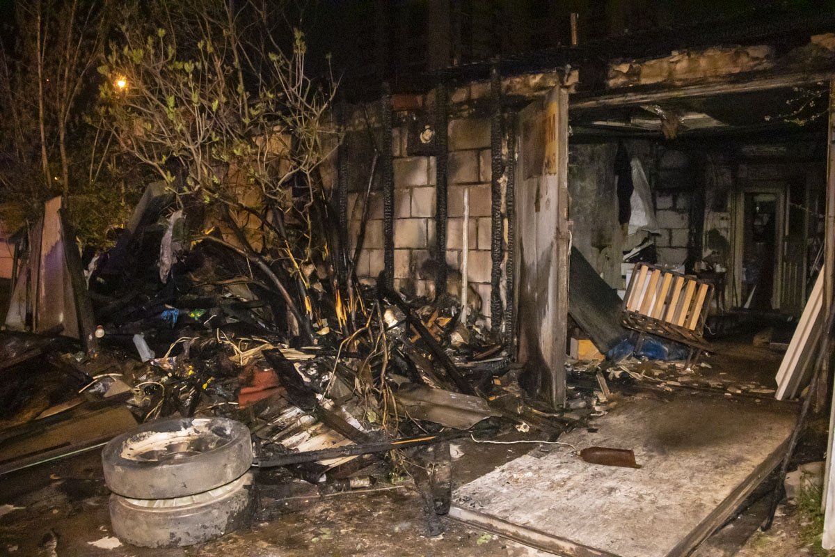 Перед гаражом находилась гора мусора, которая загорелась по неизвестным причинам