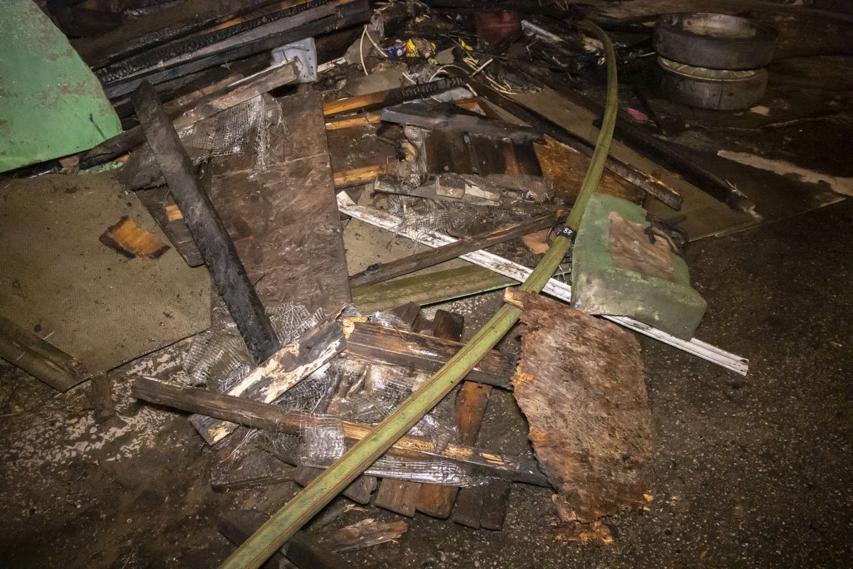 В гараже выгорели ворота и вещи, которые лежали внутри