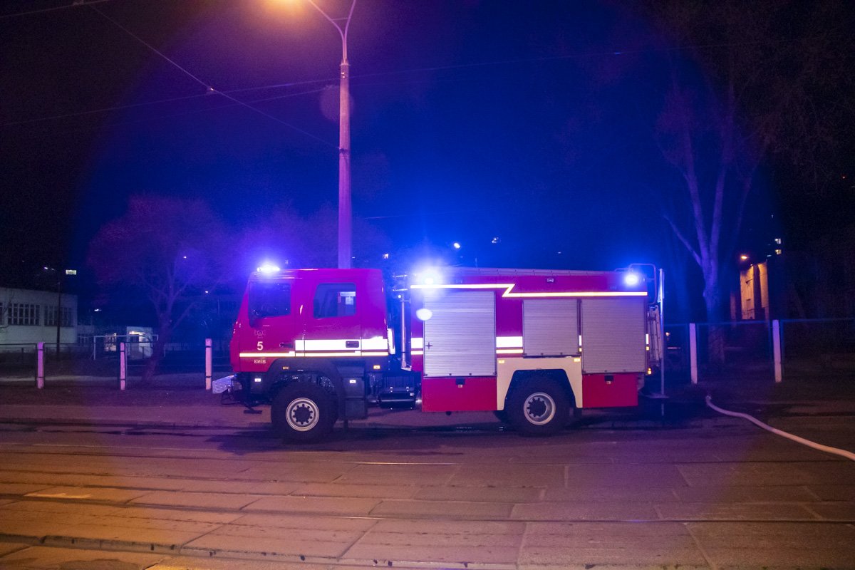 Уже в 01:30 сотрудники ГСЧС полностью ликвидировали возгорание