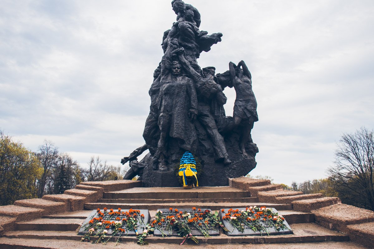 Возложение цветов - традиция почтения памяти важной даты