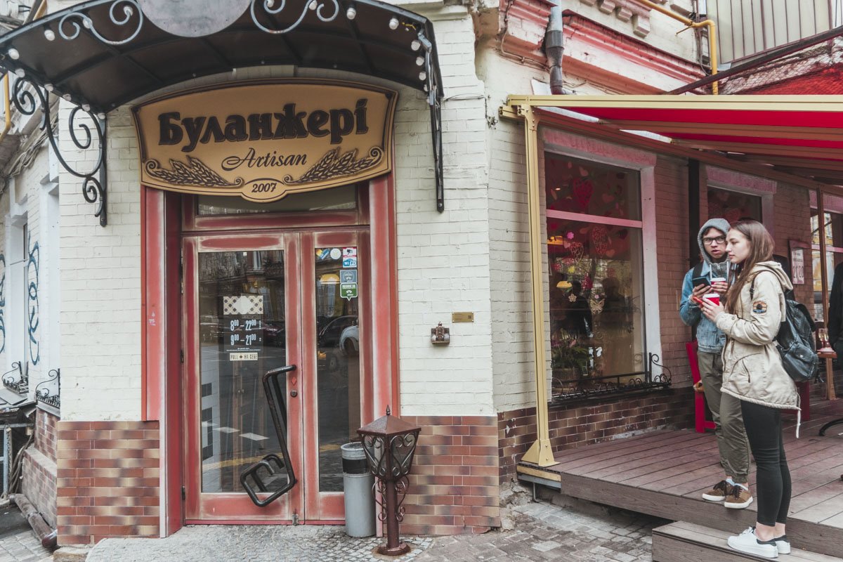 Мини "Золотые ворота" украшают здание возле кофейни "Буланжери" 