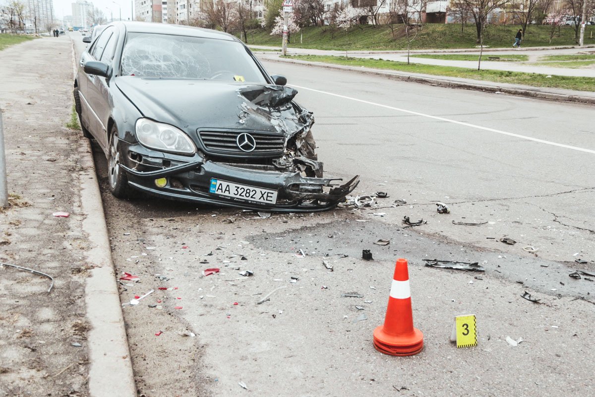  BMW и Mercedes столкнулись на улице Оноре де Бальзака
