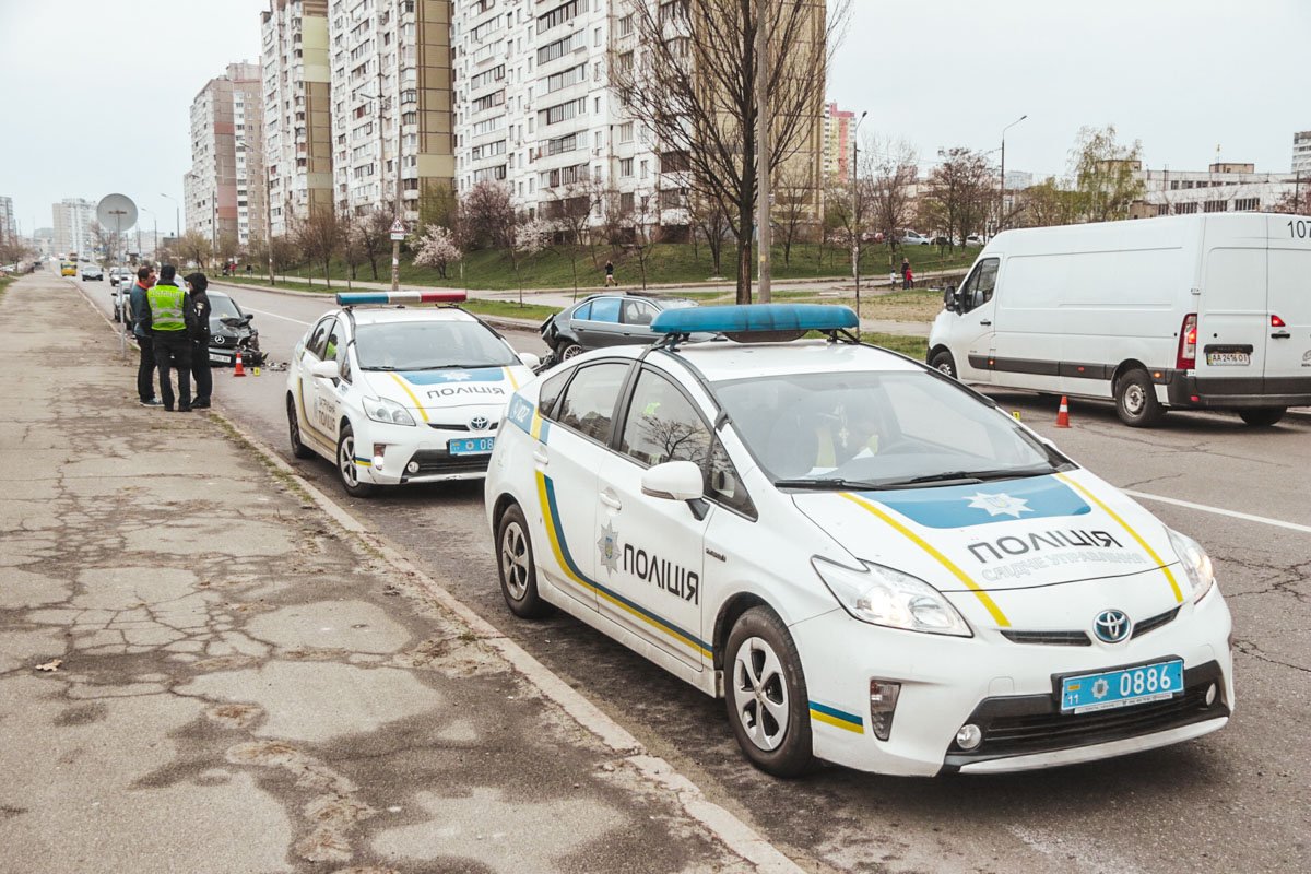 На место приехали патрульные и следователь