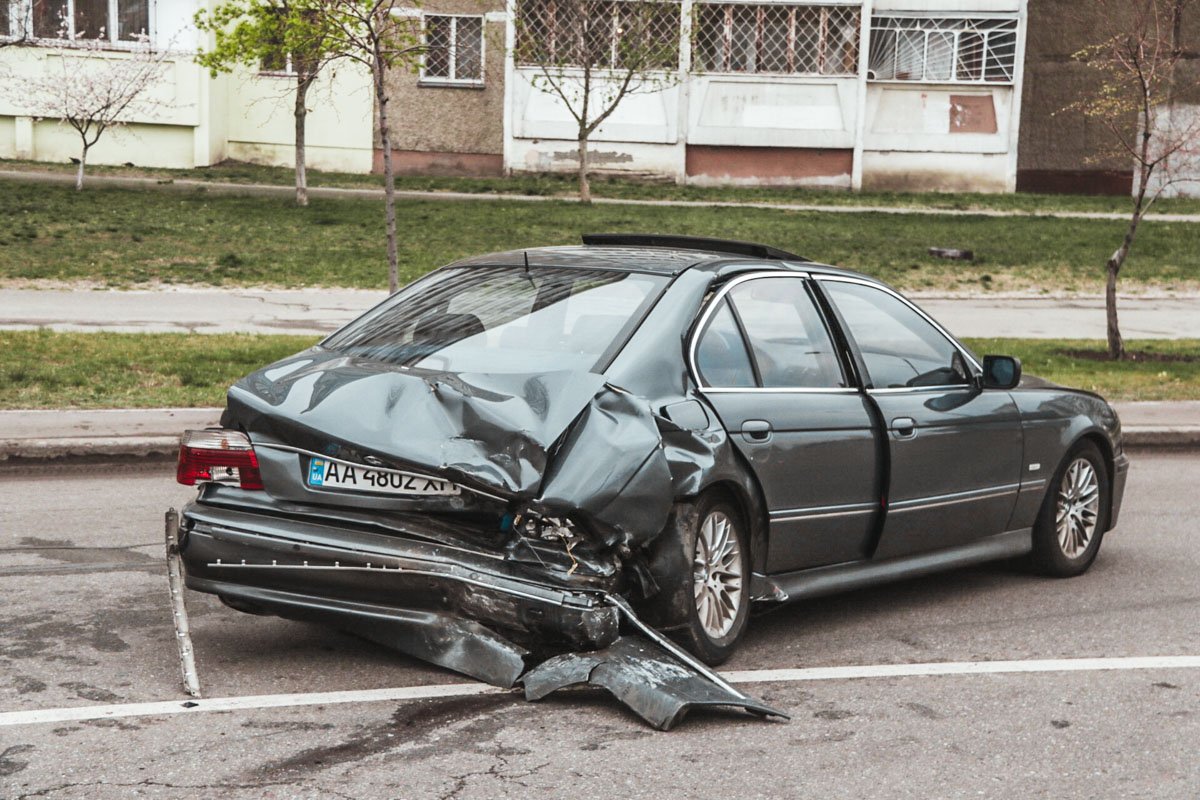 По предварительным данным, пострадали двое мужчин - водитель и пассажир Mercedes.