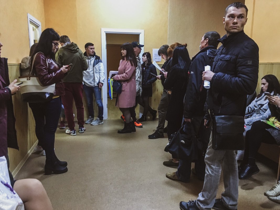 В очереди было немало пожилых людей, которые отметили, что приходят третий день подряд, чтобы подать документы