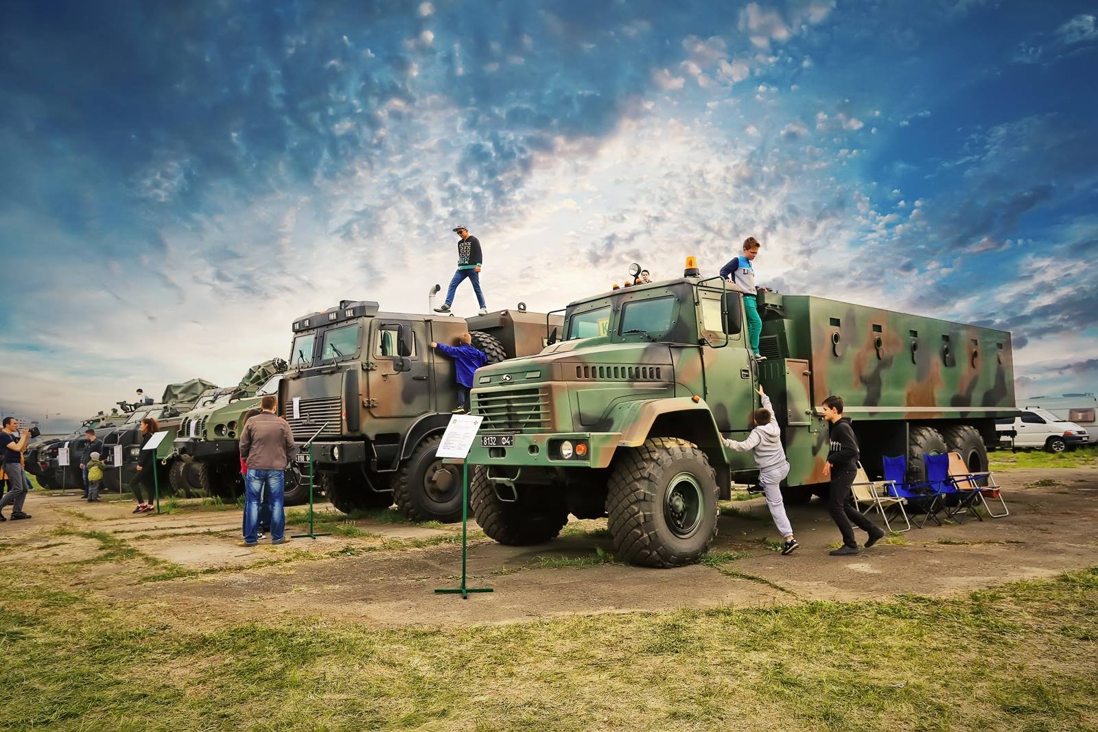 Вы увидите разнообразный транспорт из Украины и других государств - от велосипедов и гражданских авто до тяжелой военной и железнодорожной техники