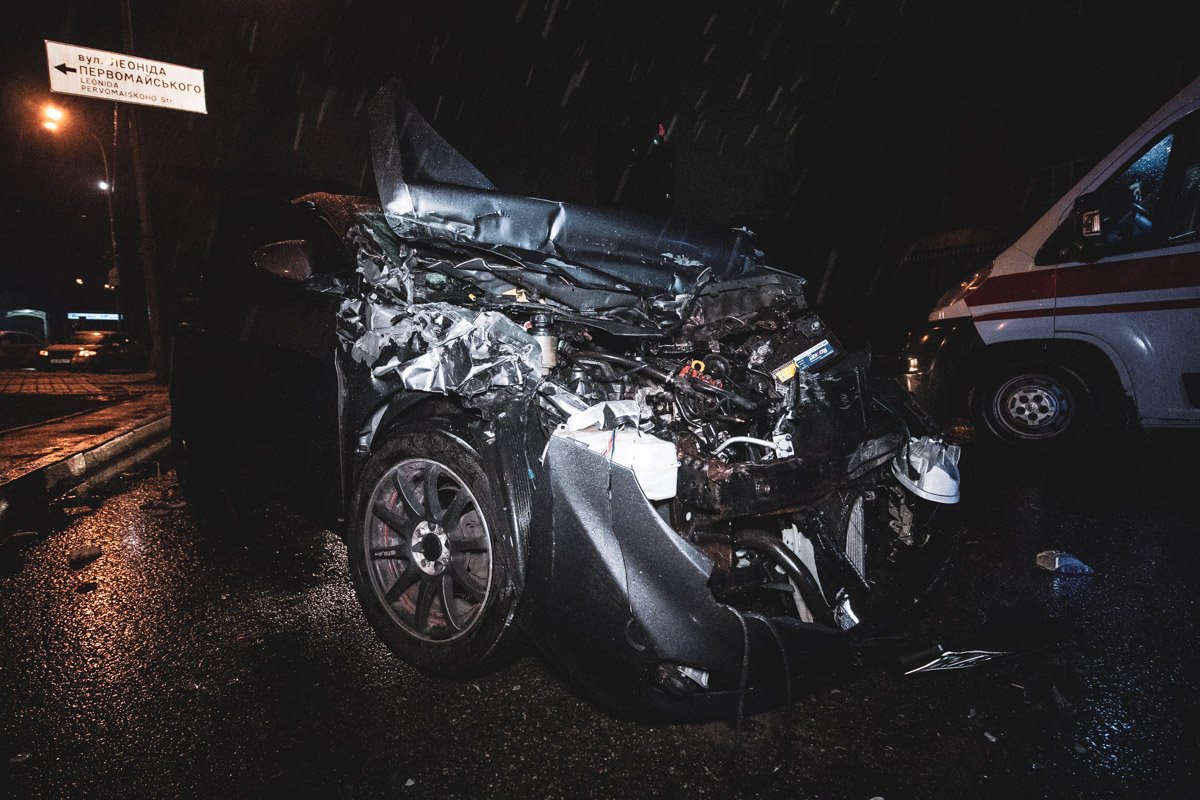 На улице Мечникова рядом со станицей метро "Кловская" Hyundai Accent с тремя пассажирами в салоне врезался в припаркованный на обочине грузовой Ford Transit На улице Мечникова рядом со станицей метро "Кловская" Hyundai Accent с тремя пассажирами в салоне врезался в припаркованный на обочине грузовой Ford Transit