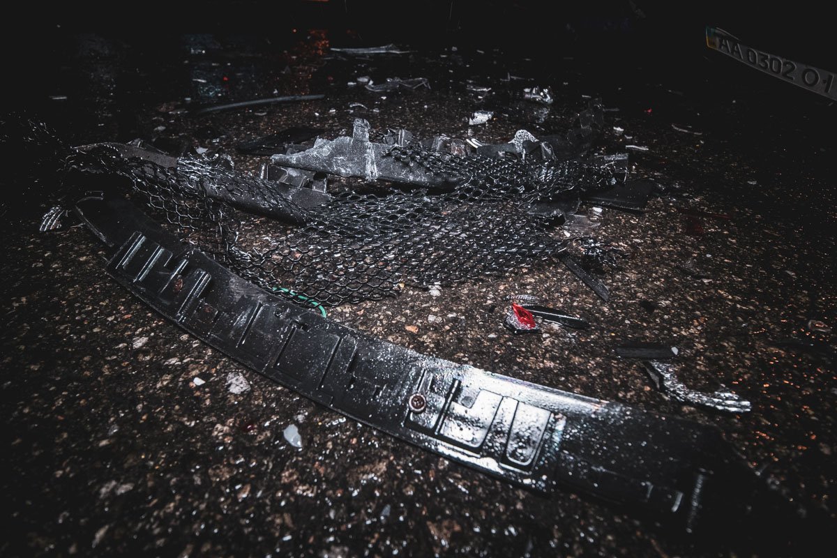 Детали от автомобилей разлетелись по дороге Детали от автомобилей разлетелись по дороге