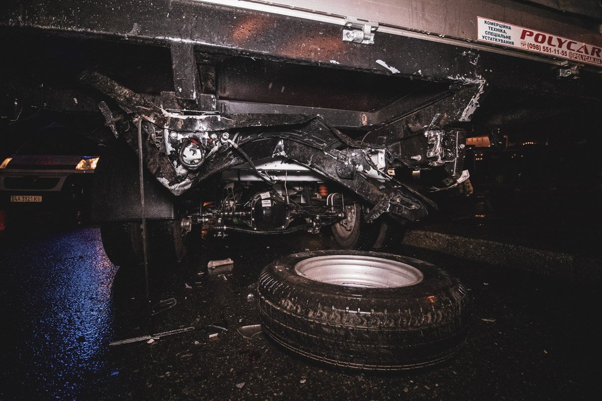 У Ford отпали задний бампер и запасное колесо У Ford отпали задний бампер и запасное колесо