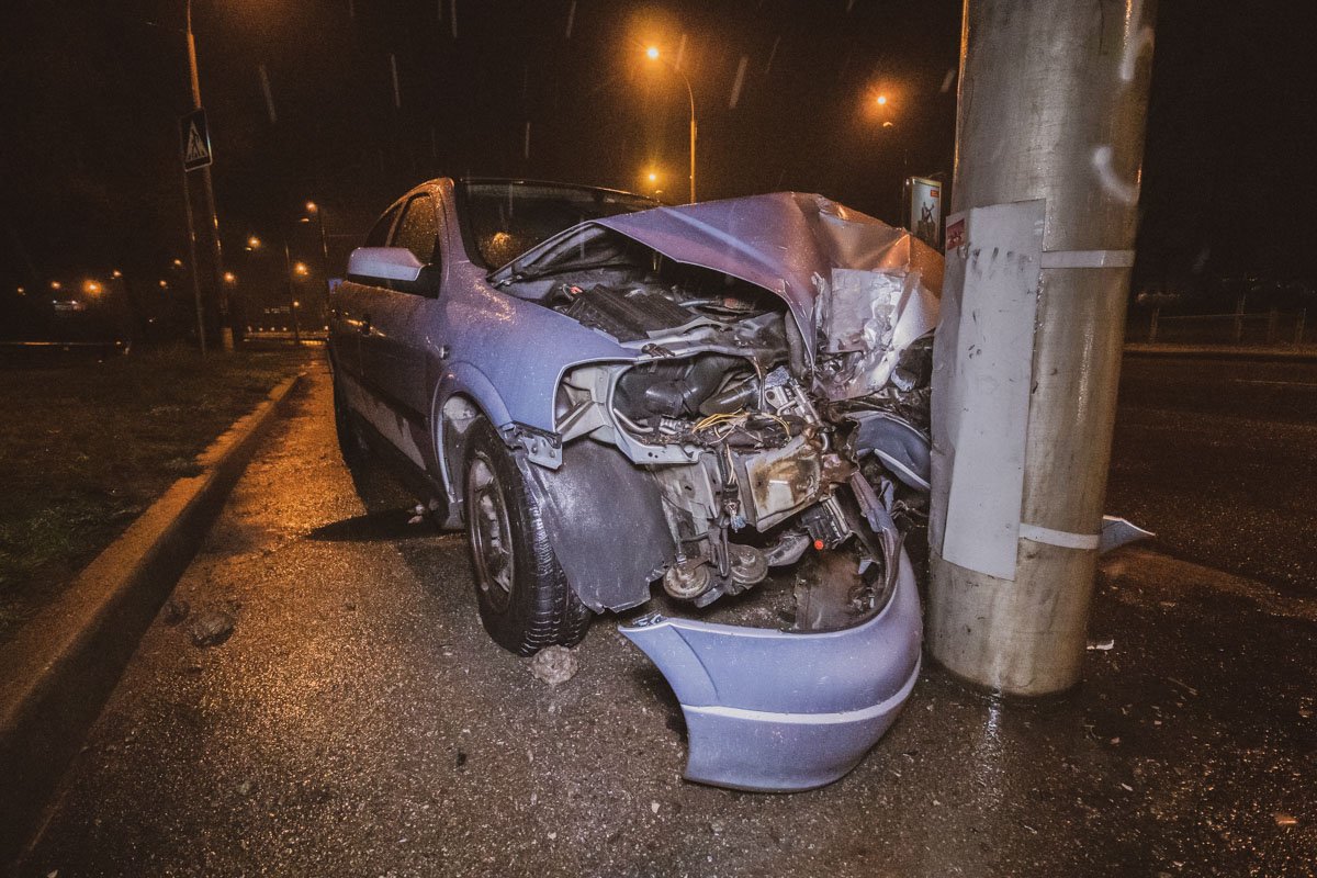 В пятницу, 12 апреля, возле заезда на Северный мост произошла авария с участием двух машин В пятницу, 12 апреля, возле заезда на Северный мост произошла авария с участием двух машин