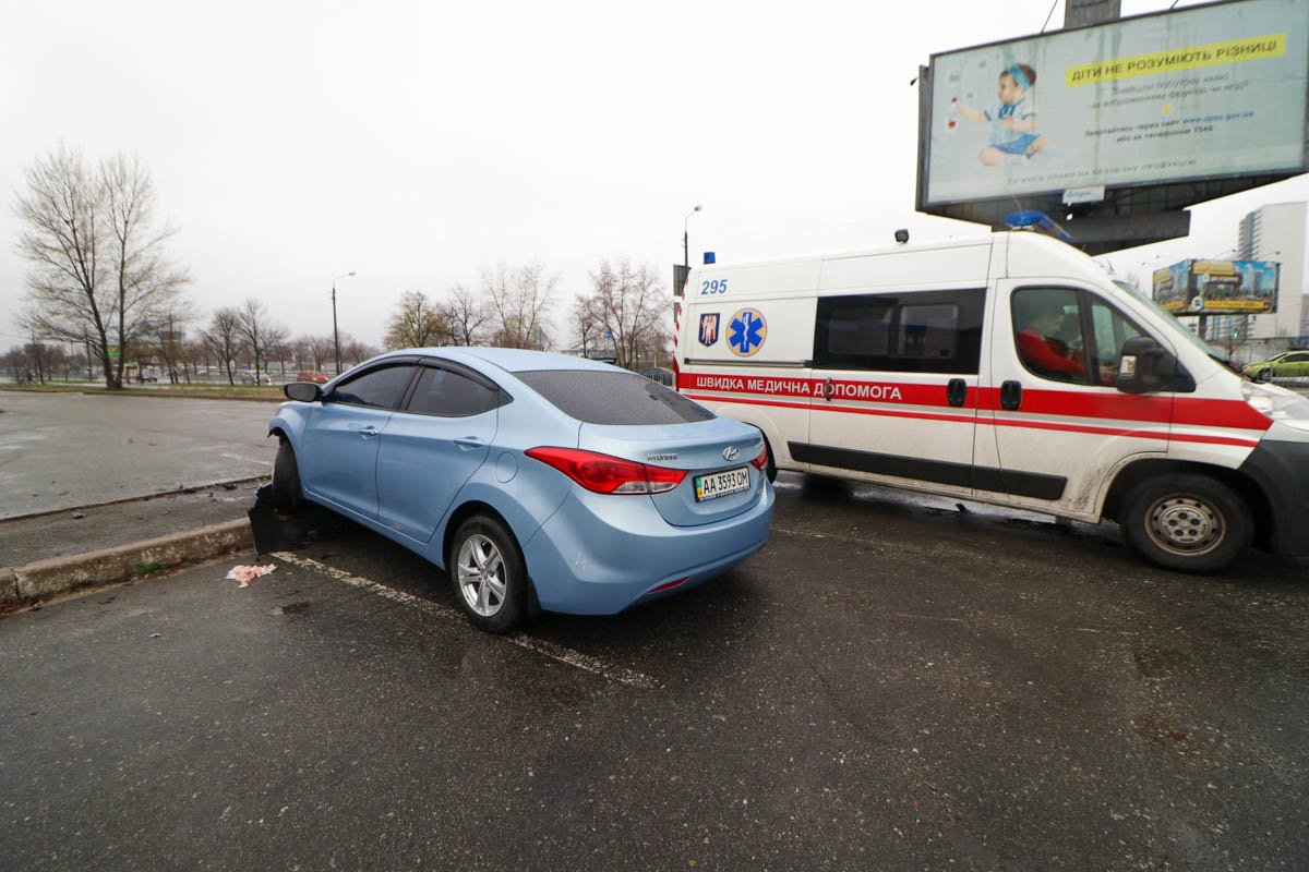 Hyundai Elantra, рассчитав скорость, вылетел на пешеходную зону и остановился на разделительном островке