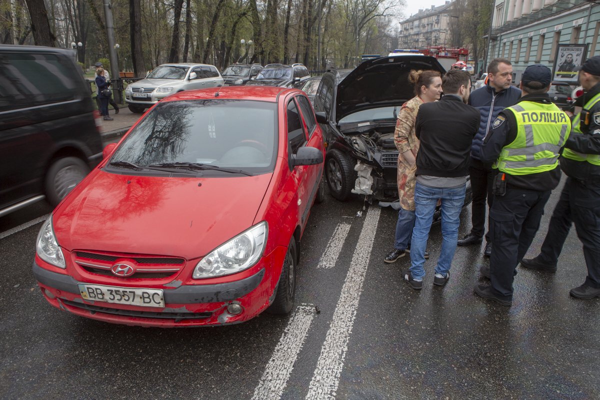 В пятницу, 12 апреля, в центре Киева произошла авария с участием четырех автомобилей В пятницу, 12 апреля, в центре Киева произошла авария с участием четырех автомобилей