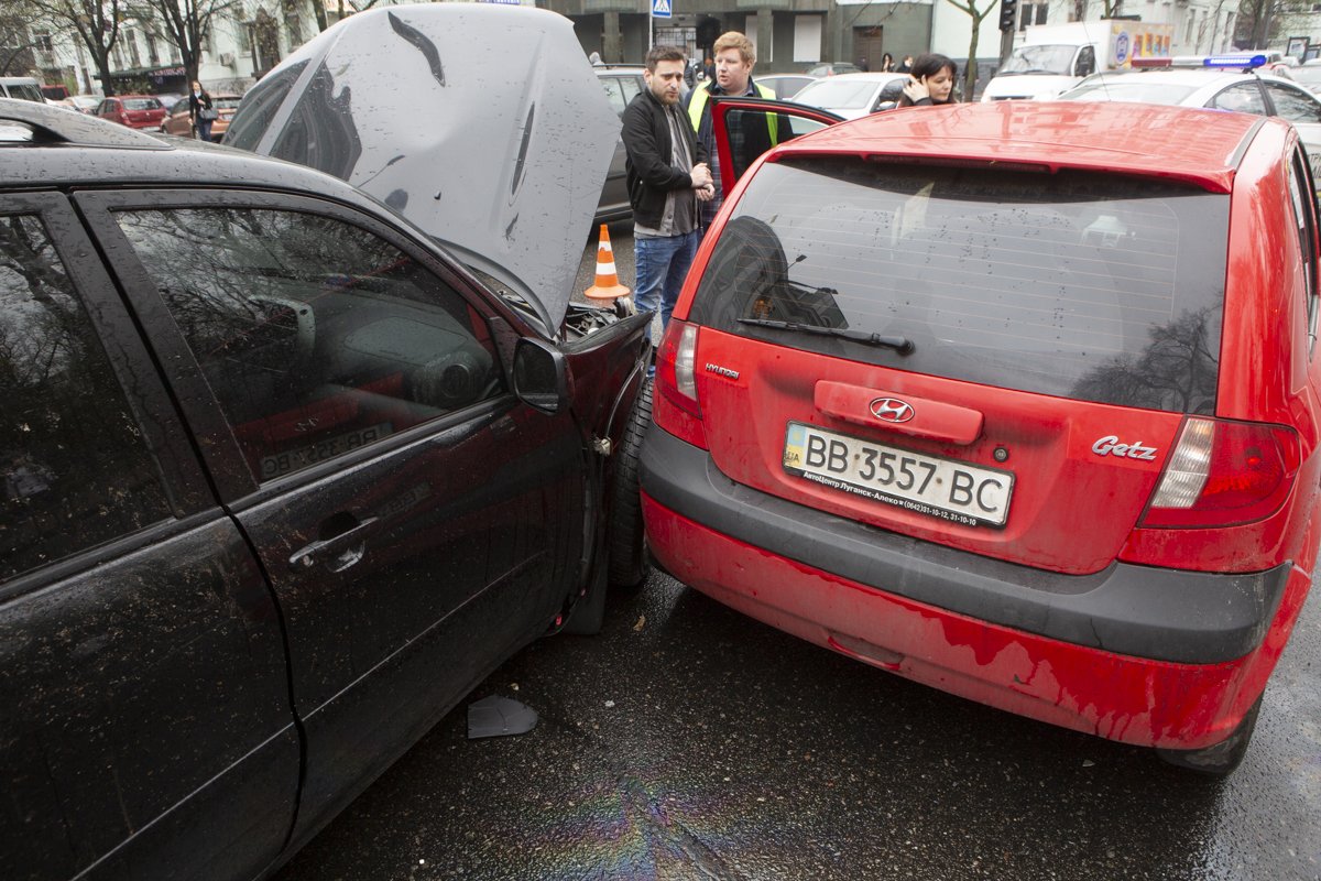 Daewoo Lanos проехал на красный свет по улице Грушевского и спровоцировал ДТП Daewoo Lanos проехал на красный свет по улице Грушевского и спровоцировал ДТП