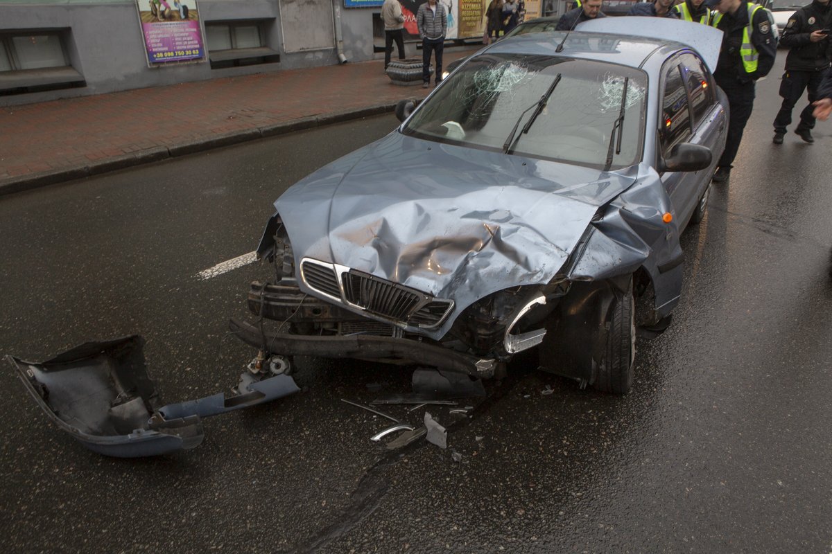 Lanos влетел в стоявшую на перекрестке Toyota RAV4, причем от удара «японца» развернуло. Lanos влетел в стоявшую на перекрестке Toyota RAV4, причем от удара «японца» развернуло.