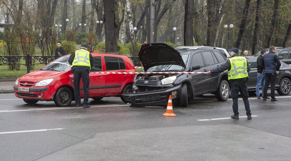 После этого Toyota врезалась в стоявший Volkswagen, а также слегка задела Hyundai После этого Toyota врезалась в стоявший Volkswagen, а также слегка задела Hyundai
