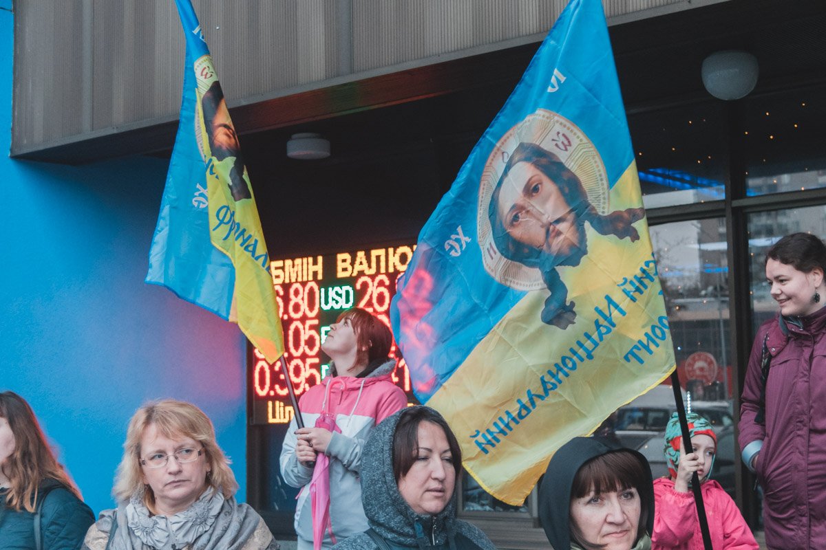 Возле отеля "Турист"с обрались представители традиционных семейных ценностей, духовенства и общественные активисты