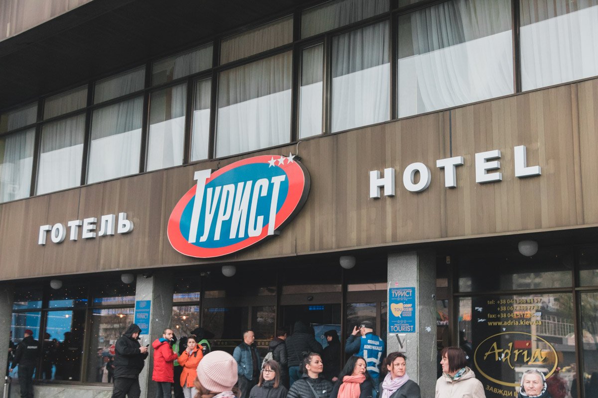 Протестующие начали собираться под отелем "Турист" около 8:00