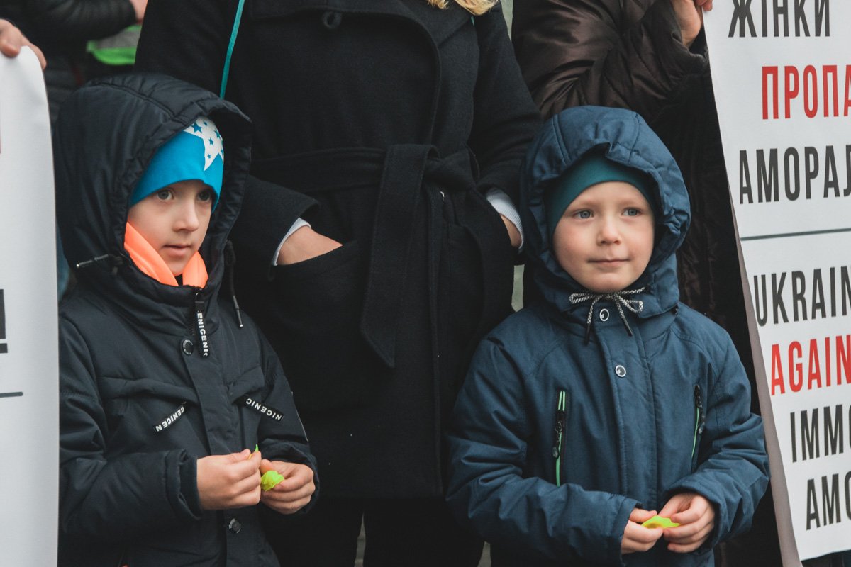 Митингующие отметили что ЛГБТ и гендерная идеология несут большую угрозу для станы