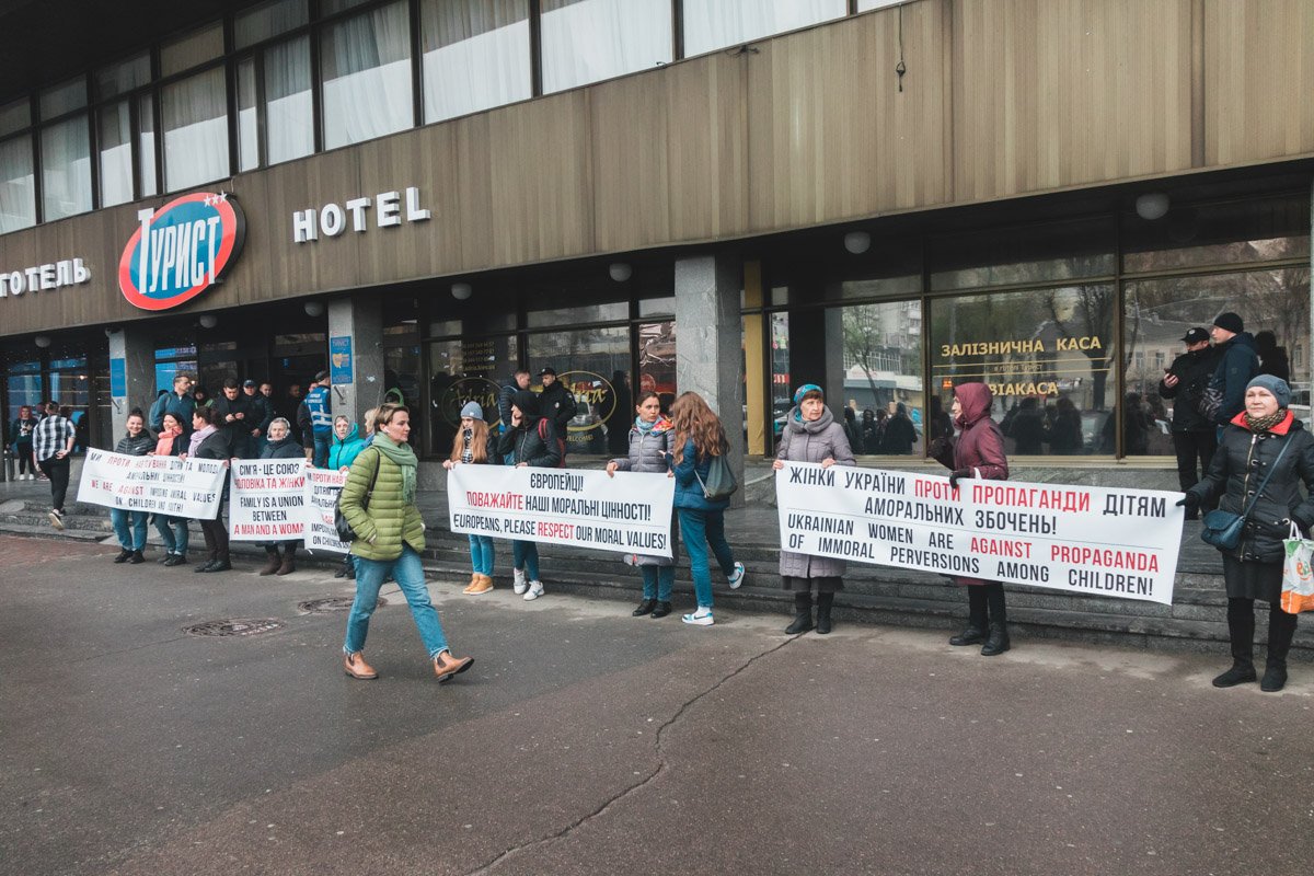 Организаторы мероприятия, в целях безопасности, все же посоветовали женщинам не выходить на улицу курить