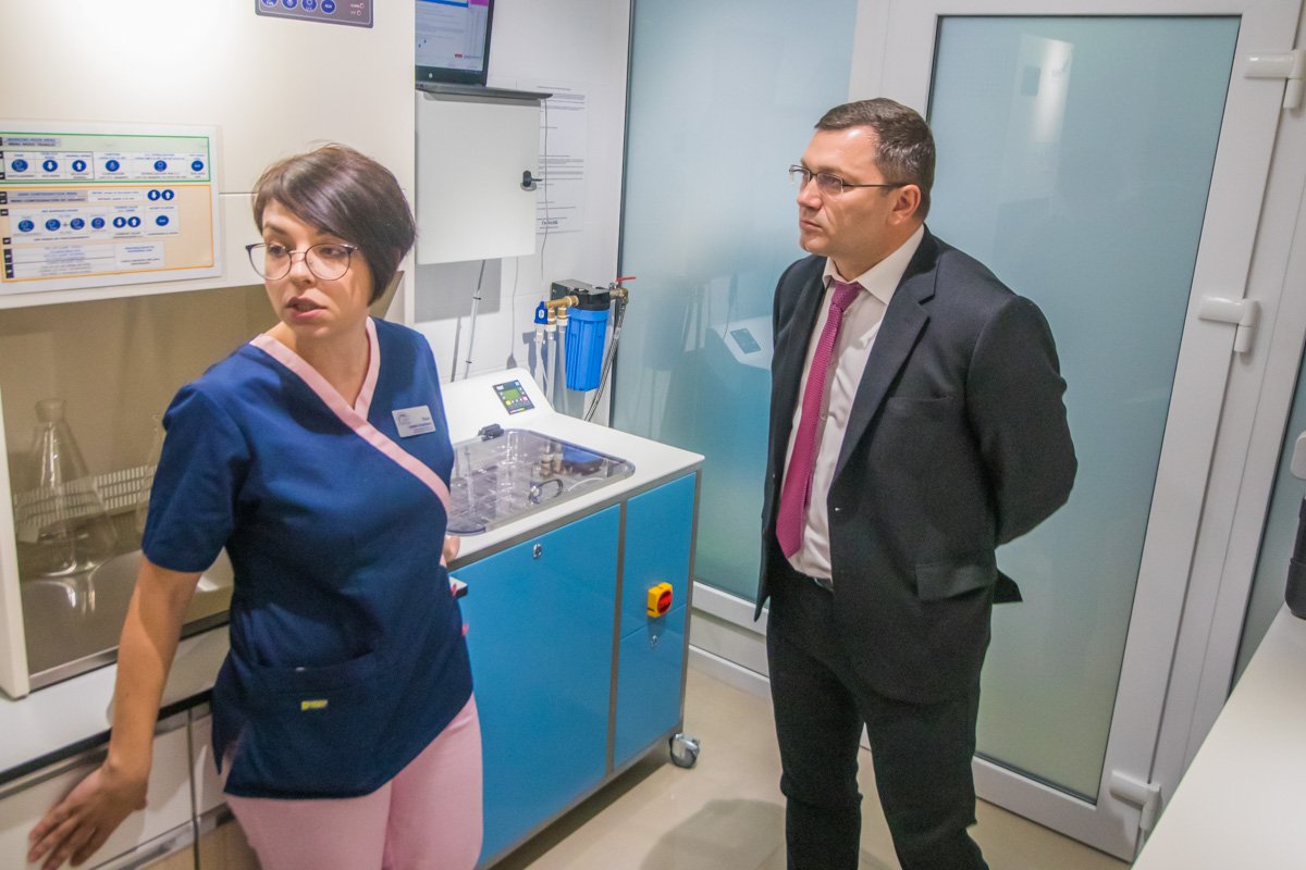 В банке грудного молока донорское молоко собирают, исследуют, обрабатывают и раздают деткам по мере необходимости и назначению врача В банке грудного молока донорское молоко собирают, исследуют, обрабатывают и раздают деткам по мере необходимости и назначению врача