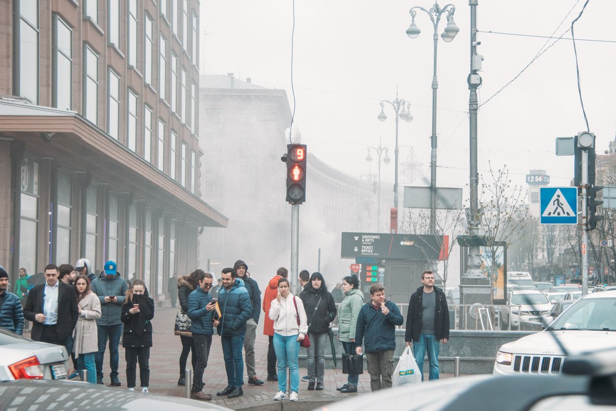 Дым быстро распространился по всей улице Крещатик