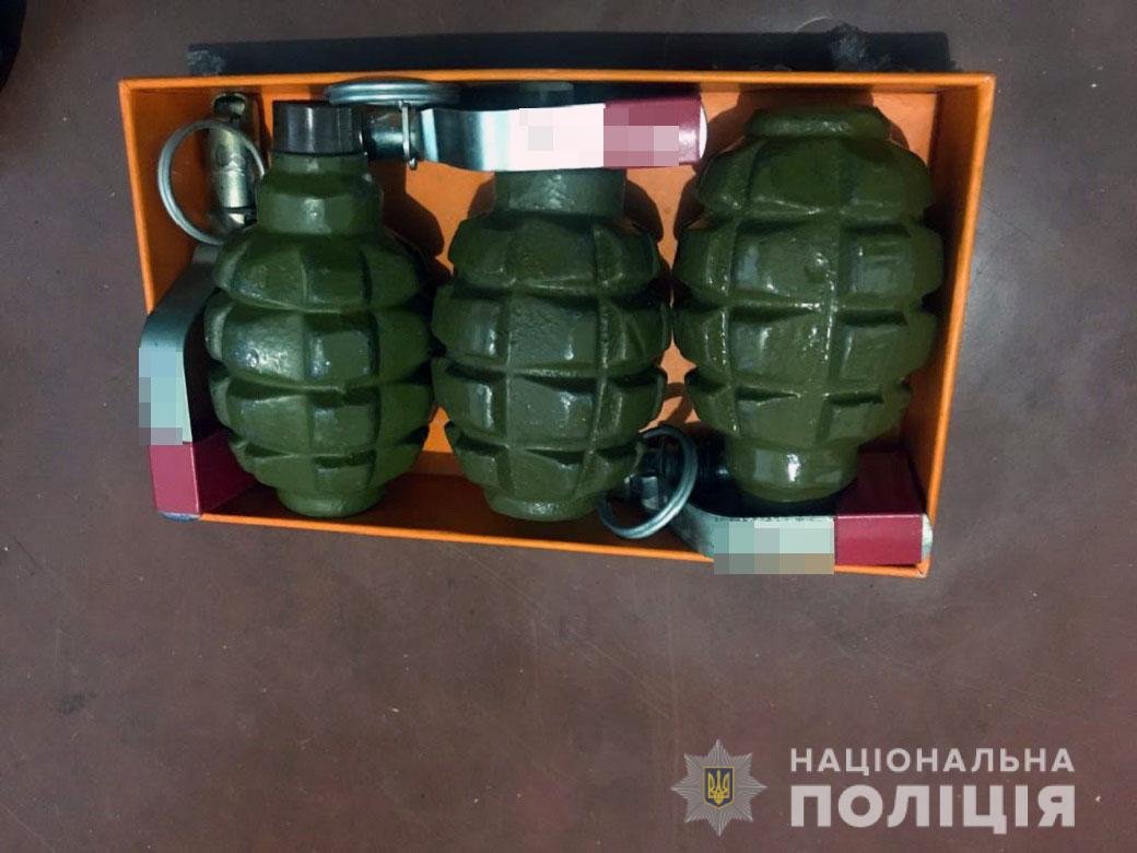 Также в ходе обыска у мужчины обнаружили три корпуса гранат Ф-1