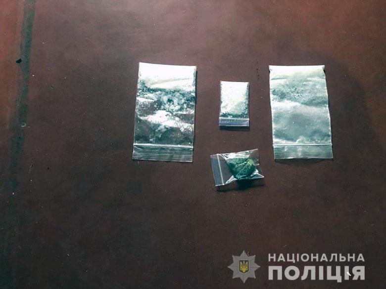 Также в ходе обыска копам удалось найти метамфитамин и вещество,похожее на канабис