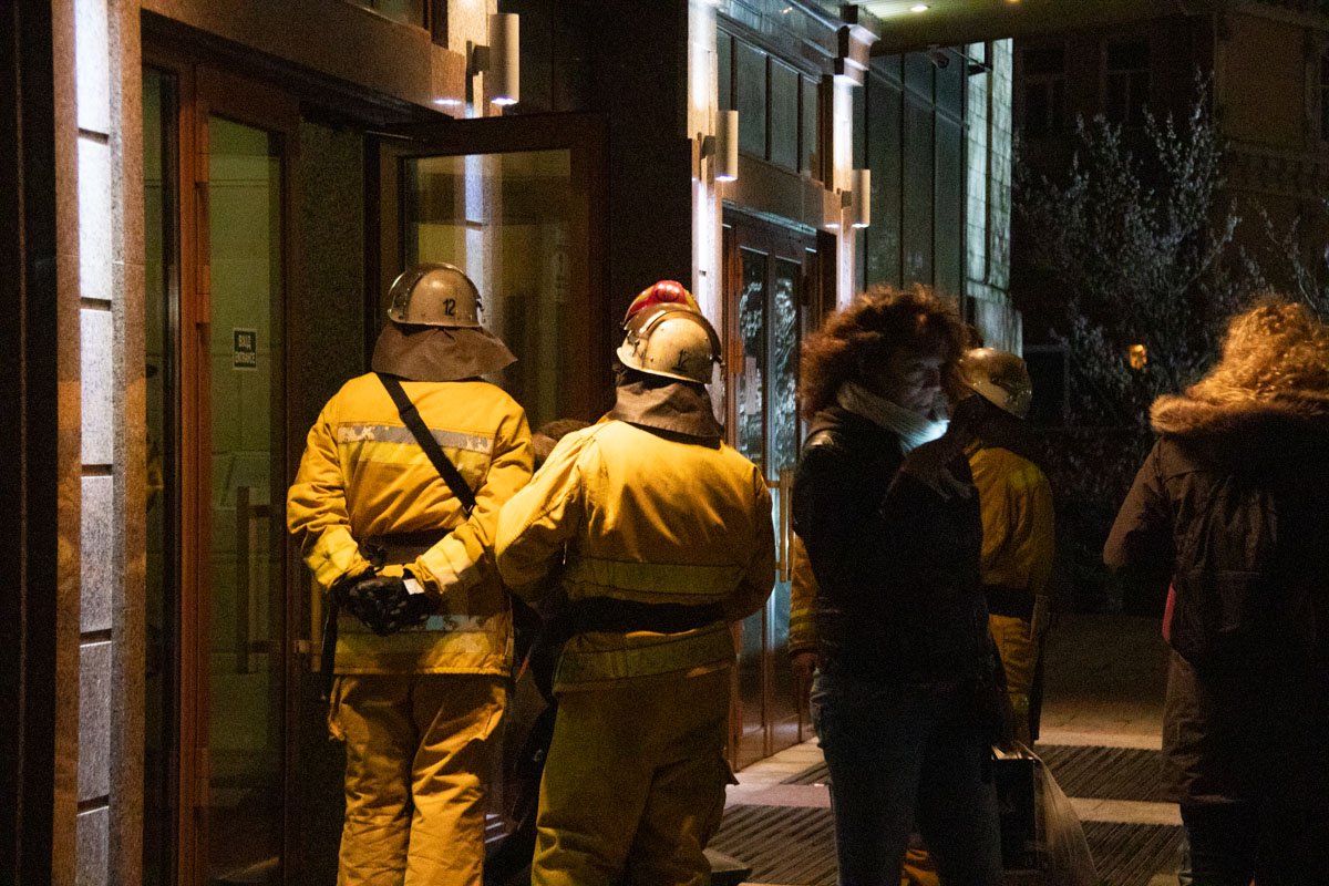 На входе стояли спасатели, которые не впускали людей во внутрь