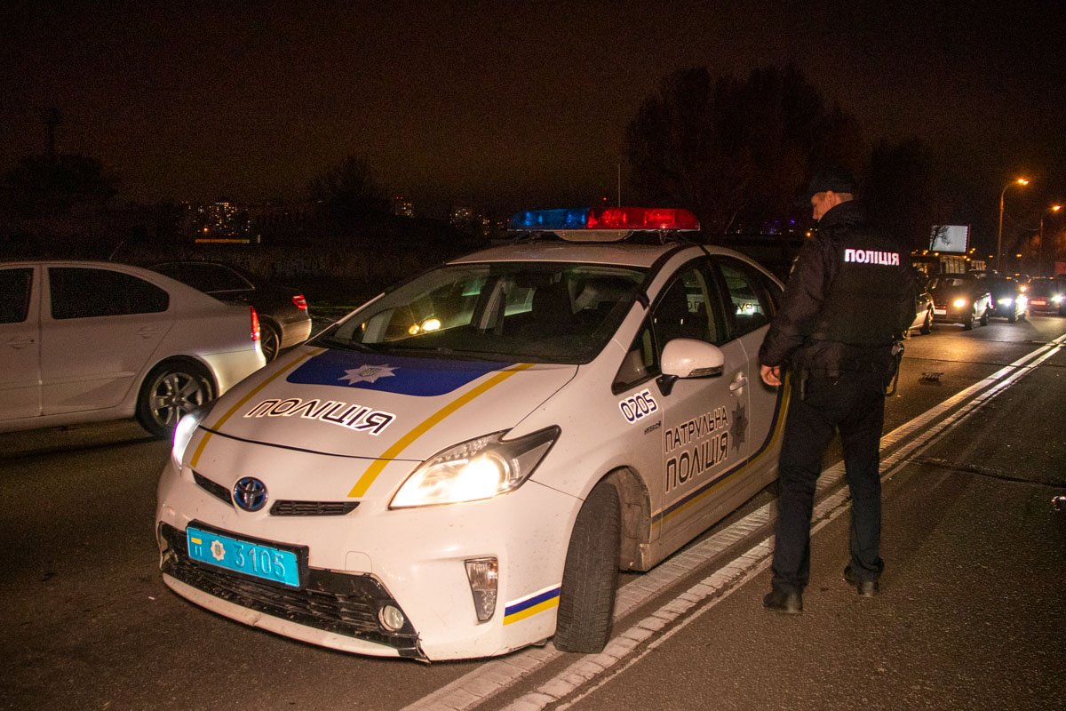 На месте работал экипаж патрульной полиции, медики и следственно-оперативная группа