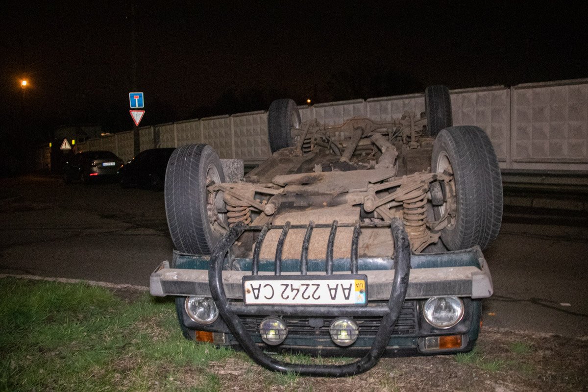 Автомобиль перевернулся на кругу перед выездом на Северный мост