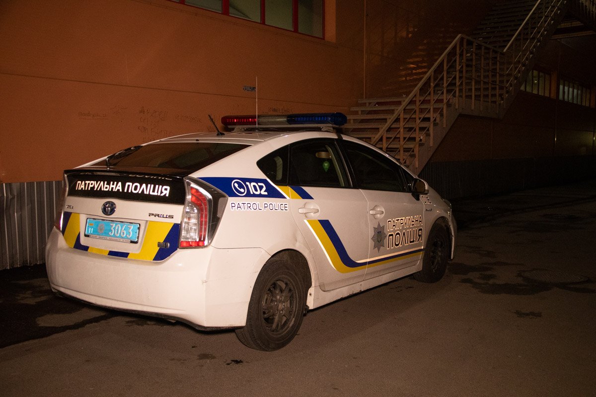 К магазинам выезжали патрульные и взрывотехники