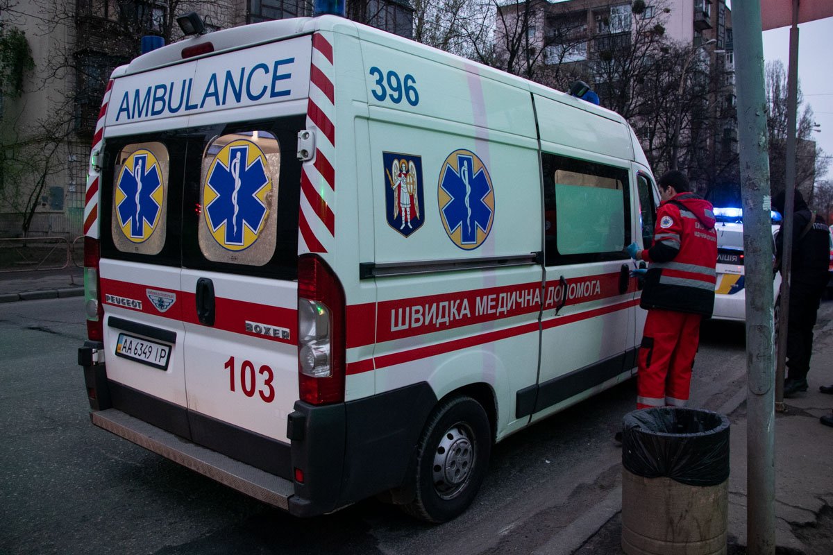 В субботу, 13 апреля, в Киеве недалеко от здания по адресу улица Дегтяревская, 62 обнаружили окровавленного мужчину В субботу, 13 апреля, в Киеве недалеко от здания по адресу улица Дегтяревская, 62 обнаружили окровавленного мужчину